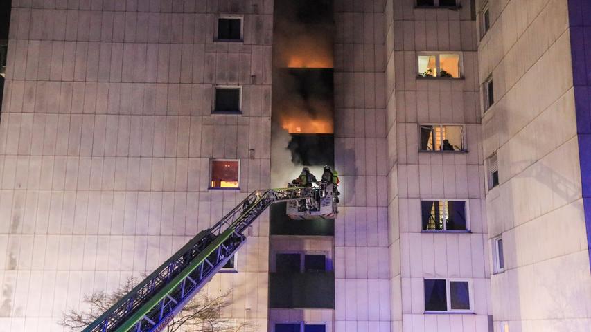 Mehrfamilienhaus brennt: 54 Bewohner werden evakuiert