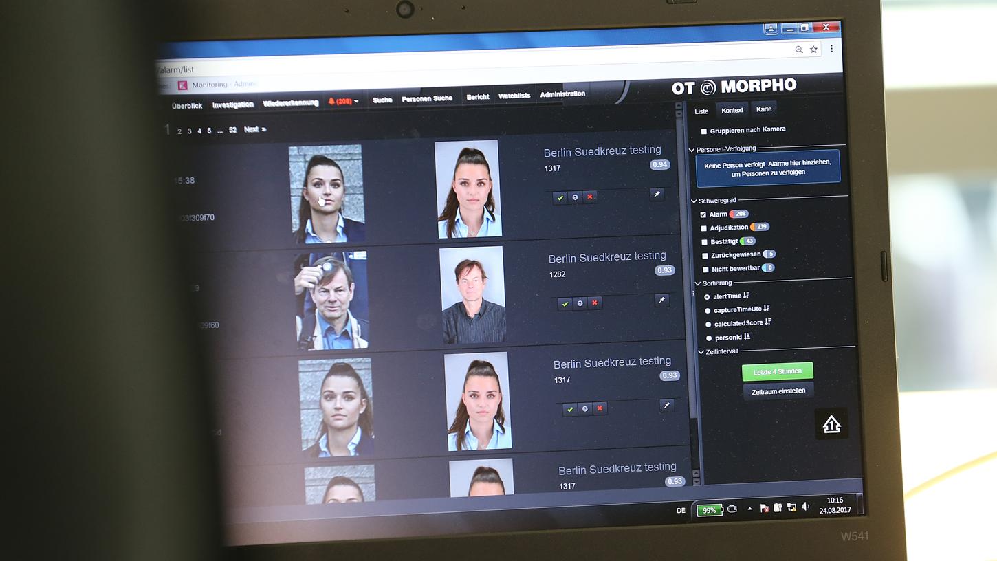 Auf einem Laptop wird die Software zum Pilotprojekt zur Gesichtserkennung, das am Bahnhof Südkreuz durchgeführt wird, vorgestellt.