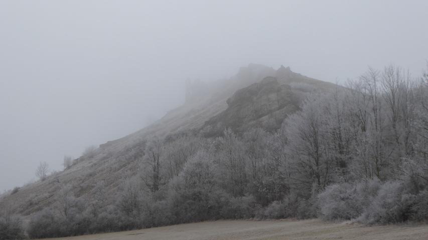 Das Walberla im winterlichen Nebel.