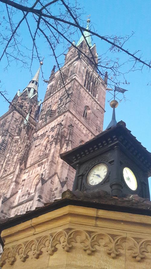 Kleiner Turm, große Türme: Das Wetterhäuschen vor der Lorenzkirche, ursprünglich aus dem Jahr 1878, beherbergt drei wichtige meteorologische Geräte: Barometer, Thermometer und Hygrometer.