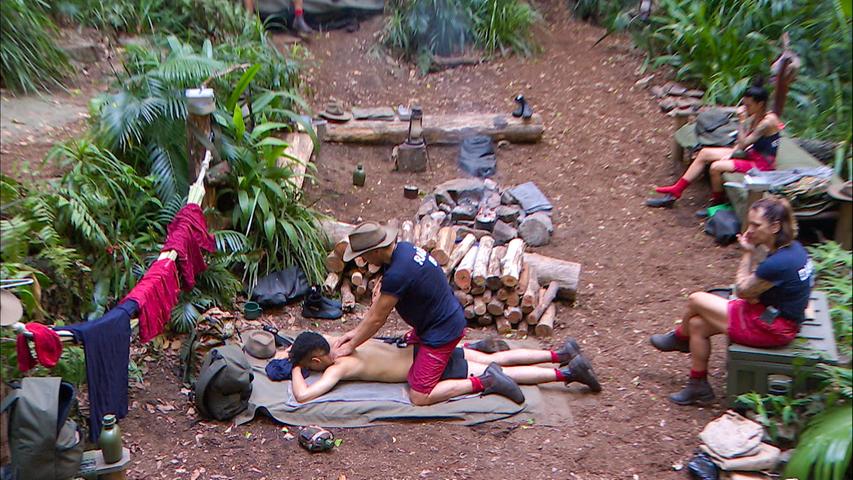 Da erinnert sich Raúl an die Massage, die er dem DSDS-Gewinner im Camp verpasst hat. Auch er erzählt direkt: "Als ich ihn massiert habe, hat er ja gesagt, dass er das gar nicht kennt!"
