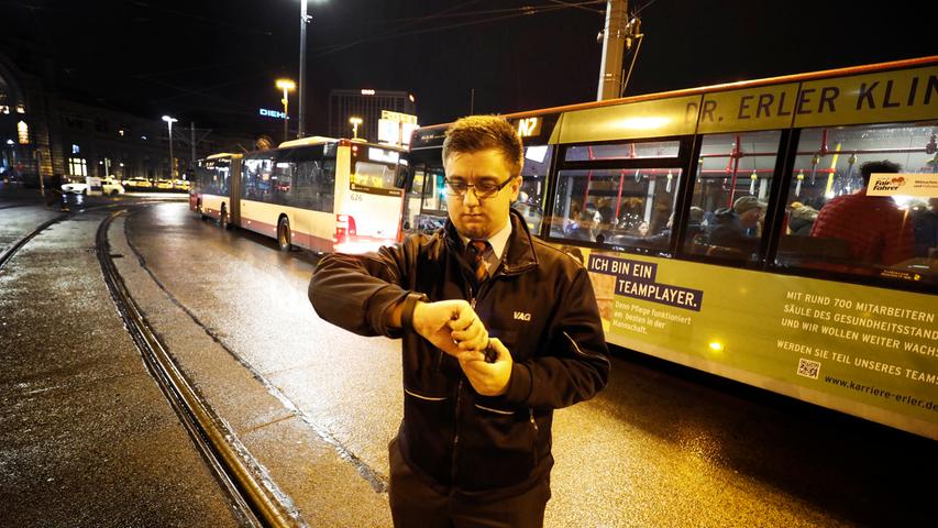 Allen voran für den Herrn der Nightliner: Verkehrsmeister David Schloßer sorgt dafür, dass der Busbetrieb am Hauptbahnhof auch Nachts reibungslos und pünktlich über die Bühne geht.