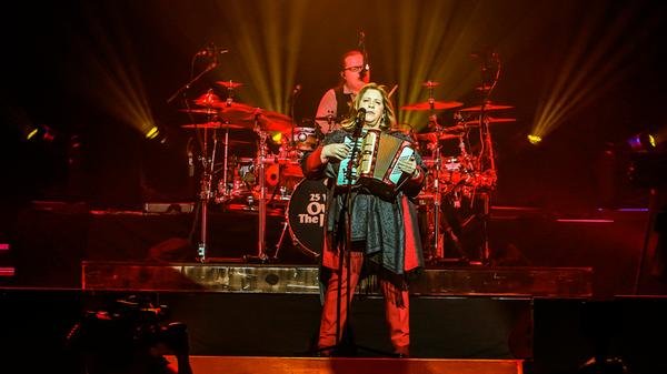 Ein kulturelles Highlight zog viele Fans der Kelly Family am Freitagabend in die Nürnberger Arena. Dort feierte die Familie ihr Bandjubiläum. Vor genau 25 Jahren hatte die Gruppe ihren großen Durchbruch mit dem Album "Over the Hump".