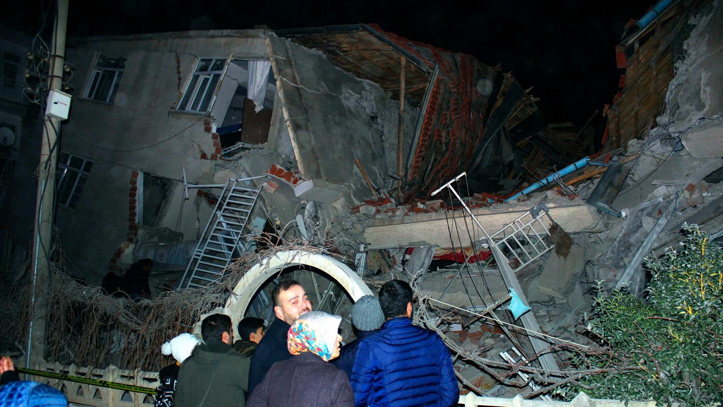 Das Beben am Freitagabend hat zahlreiche Menschen das Leben gekostet. Mehrere Gebäude stürzten ein.
