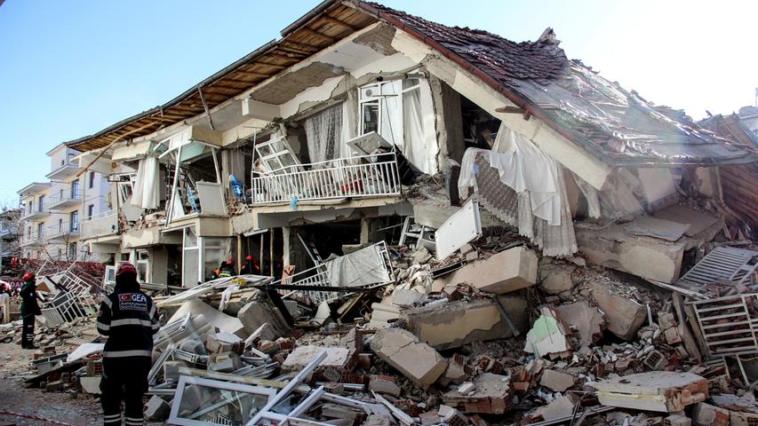 Ein Erdbeben der Stärke 6,8 erschütterte in dieser Woche die Türkei. Mindestens 19 Menschen starben in den Trümmern, über 900 wurden verletzt. Zahlreiche Gebäude liegen nun in Schutt.