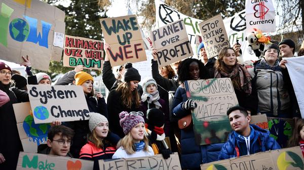 Erst sprach sie auf dem World Economic Forum (WEF), dann ging sie mit zahlreichen anderen Aktivisten auf die Straße. Greta Thunberg war auch in dieser Woche bei ihren Auftritten in Davos (Schweiz) in aller Munde. An ihrer Seite das deutsche Fridays for Future-Gesicht Luisa Neubauer.