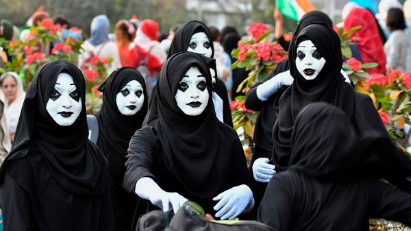 Die muslimische Gemeinschaft in Indien demonstrierte in dieser Woche in Bangalore gegen ein neues Einwanderungsgesetz. Dieses gewährt nicht-muslimischen Einwanderern aus den Nachbarländern Pakistan, Bangladesch und Afghanistan die indische Staatsbürgerschaft. Dafür müssen sie beweisen, dass sie wegen ihrer Religion verfolgt wurden.