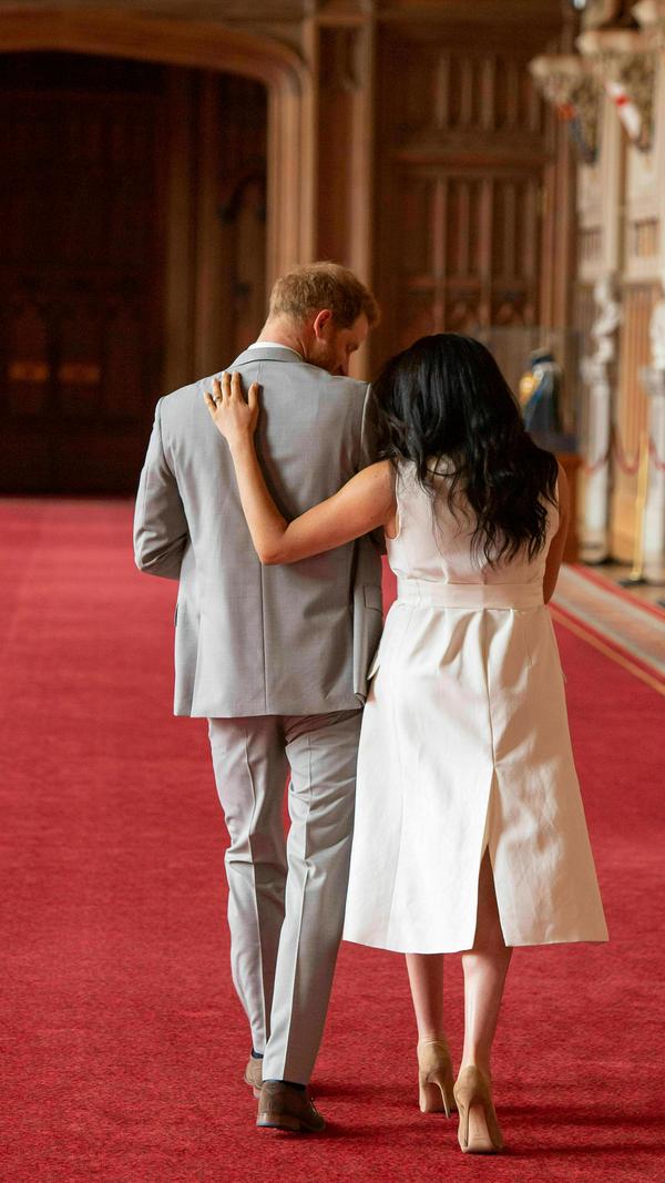 Das royale Aus von Prinz Harry und seiner Frau Meghan sorgte in dieser Woche weltweit für hohe Wellen. Nachdem sich das Paar von den royalen Pflichten in England zurückgezogen hatte, ging es für die junge Familie nach Kanada, wo Harry, Meghan und der kleine Archie derzeit in einer abgeschotteten Villa leben.