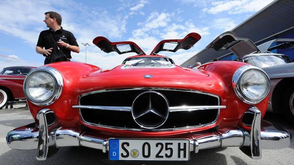 Seine Preise gehen inzwischen in die Millionen: Den Mercedes-Benz 300 SL "Flügeltürer" kann man mit Fug und Recht als Ikone und als Mythos bezeichnen. Zu seinen Besitzern gehörten schon von Anfang an die Reichen und die Schönen: Marylin Monroe hatte einen, Romy Schneider auch und Sophia Loren ebenfalls.