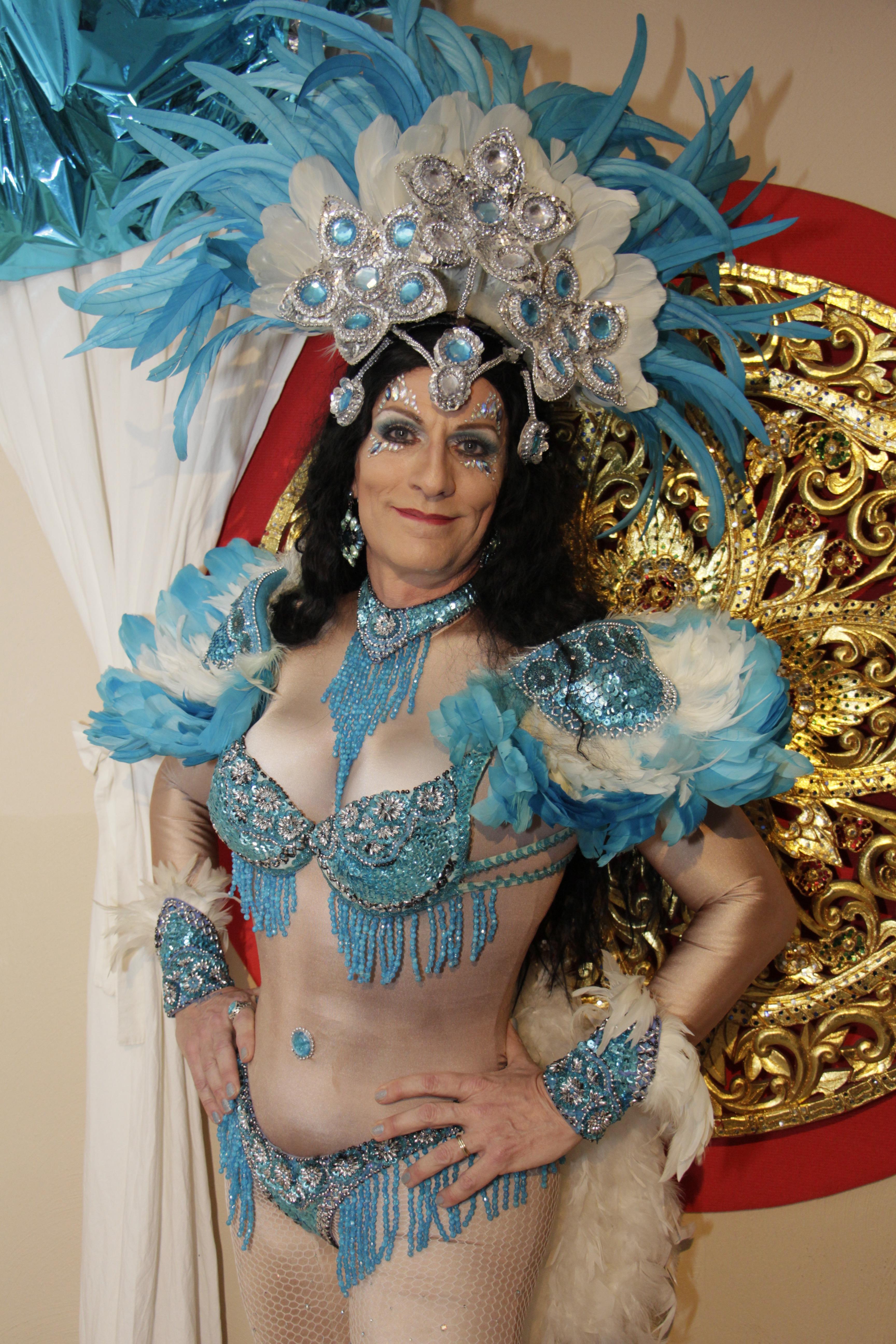 ...setzte so mancher Mann auch auf weibliche Reize, um die Blicke auf sich zu ziehen.