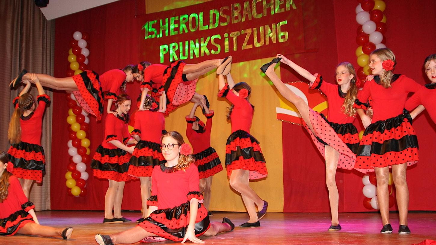 Glanz, Glamour und Grazie war Ende Januar bei der Heroldsbacher Foasnocht 2020 in der Hirtenbachhalle angesagt. Glanz, Glamour und Grazie war Ende Januar bei der Heroldsbacher Foasnocht 2020 in der Hirtenbachhalle angesagt.