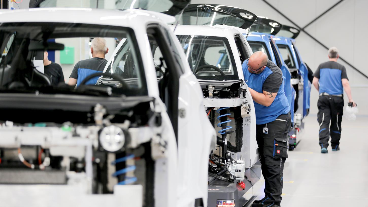 Ein Mitarbeiter des Elektroauto-Herstellers e.Go arbeitet in der Werkshalle an der Fahrzeugproduktion. Der Aachener Elektroauto-Bauer e.Go hat seine selbst gesteckten Ziele 2019 nicht erreichen können.