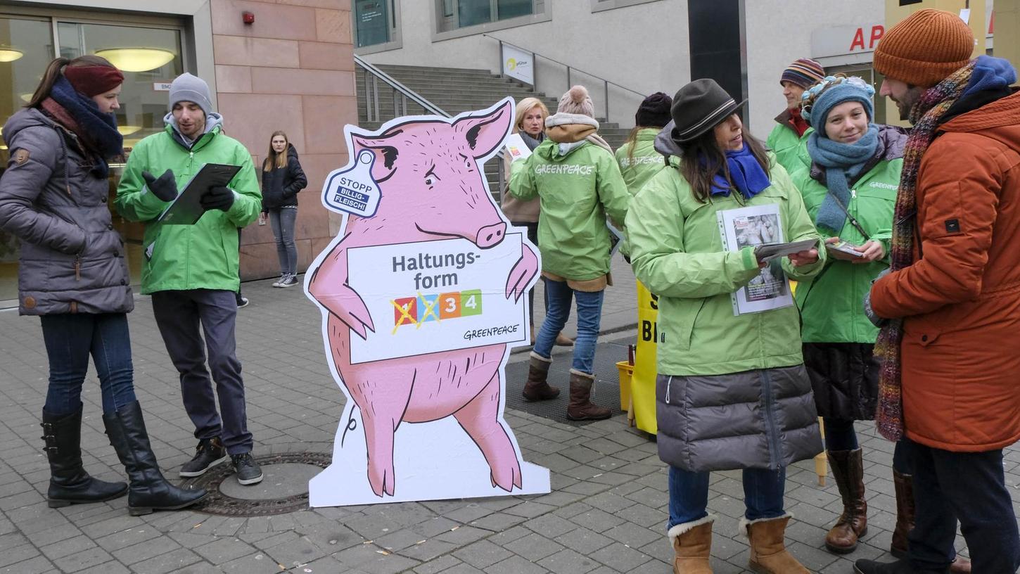 Auch in Nürnberg protestierte Greenpeace am Wochenende gegen Billigfleisch in Supermärkten.