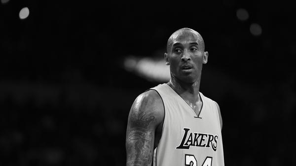 Diese Nachricht brachte nicht nur die Sportwelt auf dem kompletten Globus zum Stillstand: Bei einem tragischen Helikopterabsturz in Los Angeles ist die amerikanische Basketball-Legende Kobe Bryant ums Leben gekommen. Mit ihm starb auch seine 13-jährige Tochter. Bryant wurde nur 41 Jahre alt.