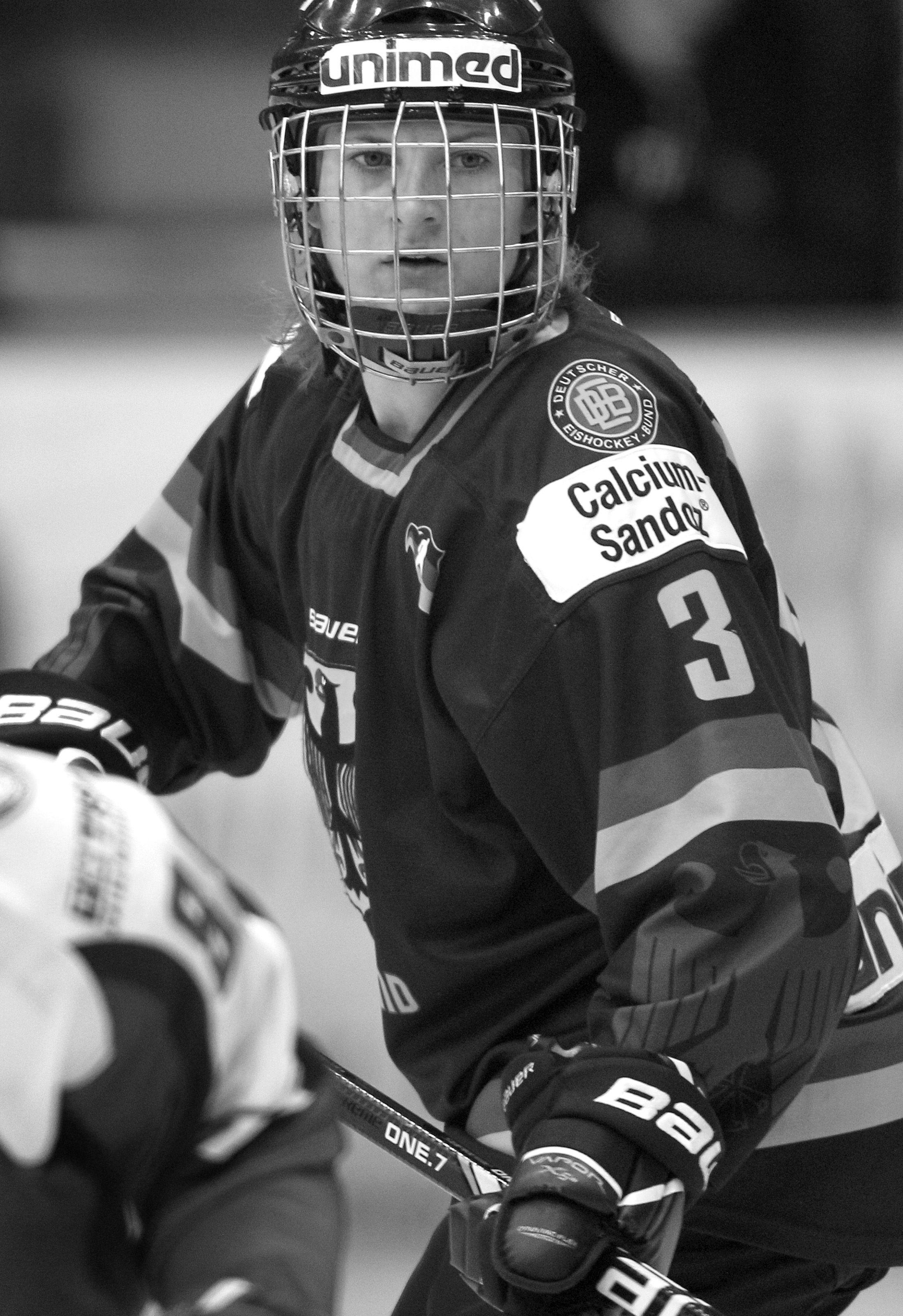 Das deutsche Eishockey trauert um die frühere Nationalspielerin und Olympia-Teilnehmerin Sophie Kratzer. Die gebürtige Landshuterin starb am 13. Januar nach einer schweren Krankheit. Sie wurde nur 30 Jahre alt.