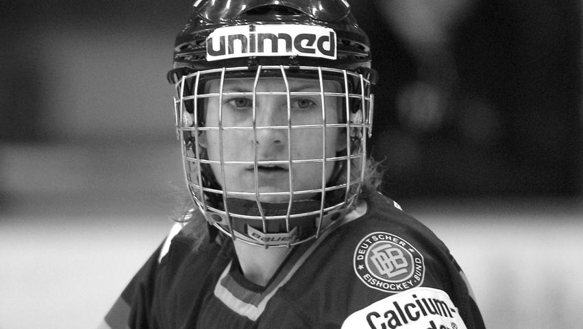 Das deutsche Eishockey trauert um die frühere Nationalspielerin und Olympia-Teilnehmerin Sophie Kratzer. Die gebürtige Landshuterin starb am 13. Januar nach einer schweren Krankheit. Sie wurde nur 30 Jahre alt.

