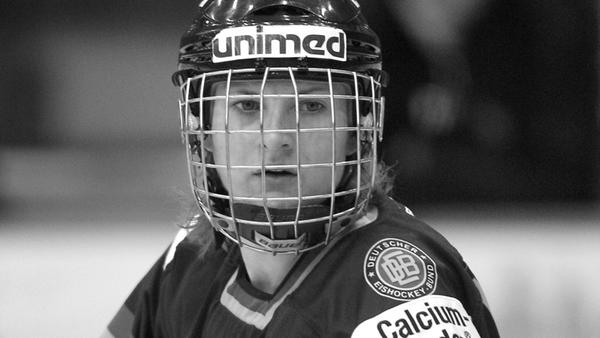 Das deutsche Eishockey trauert um die frühere Nationalspielerin und Olympia-Teilnehmerin Sophie Kratzer. Die gebürtige Landshuterin starb am 13. Januar nach einer schweren Krankheit. Sie wurde nur 30 Jahre alt.