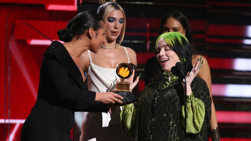 Alicia Keys (l) und Dua Lipa (2.v.r) überreichen Billie Eilish (r) bei der Verleihung der diesjährigen Grammy Awards im Staples Center die Auszeichnung "Bester neuer Künstler".