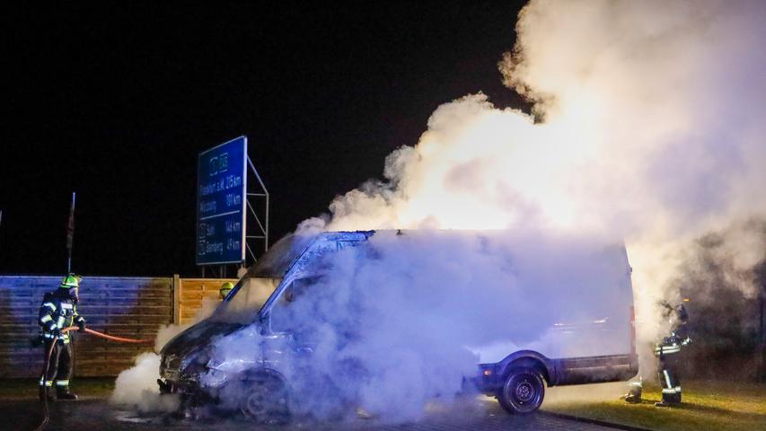 Feuerwehreinsatz in der Nacht: Transporter brennt in Erlangen aus