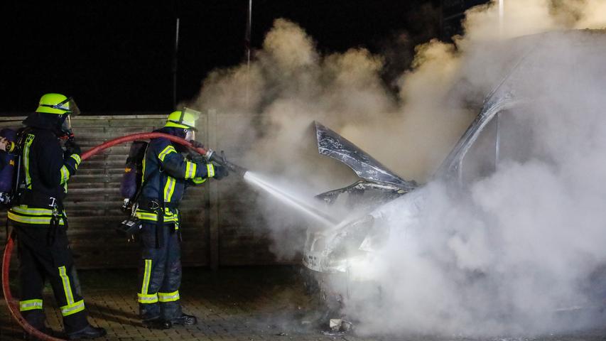 Feuerwehreinsatz in der Nacht: Transporter brennt in Erlangen aus