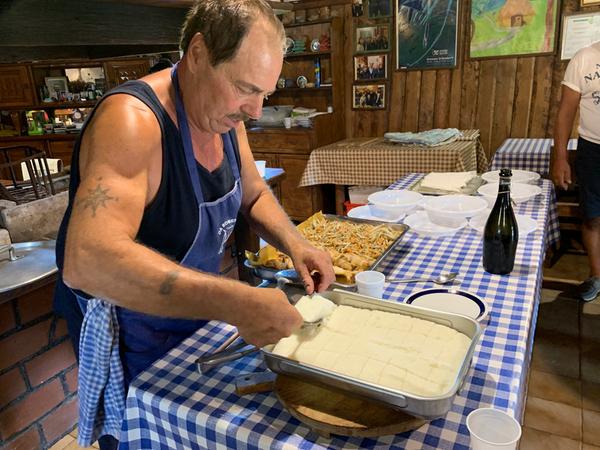 Maurizio Marchesan serviert Gamberetti und Latterine, winzigste Fische, in Öl herausgebacken. Maurizio Marchesan serviert Gamberetti und Latterine, winzigste Fische, in Öl herausgebacken.