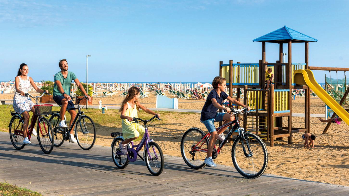 Flach ist die Gegend der oberen Adria, ideal für ausgedehnte Radtouren am Strand. Flach ist die Gegend der oberen Adria, ideal für ausgedehnte Radtouren am Strand.