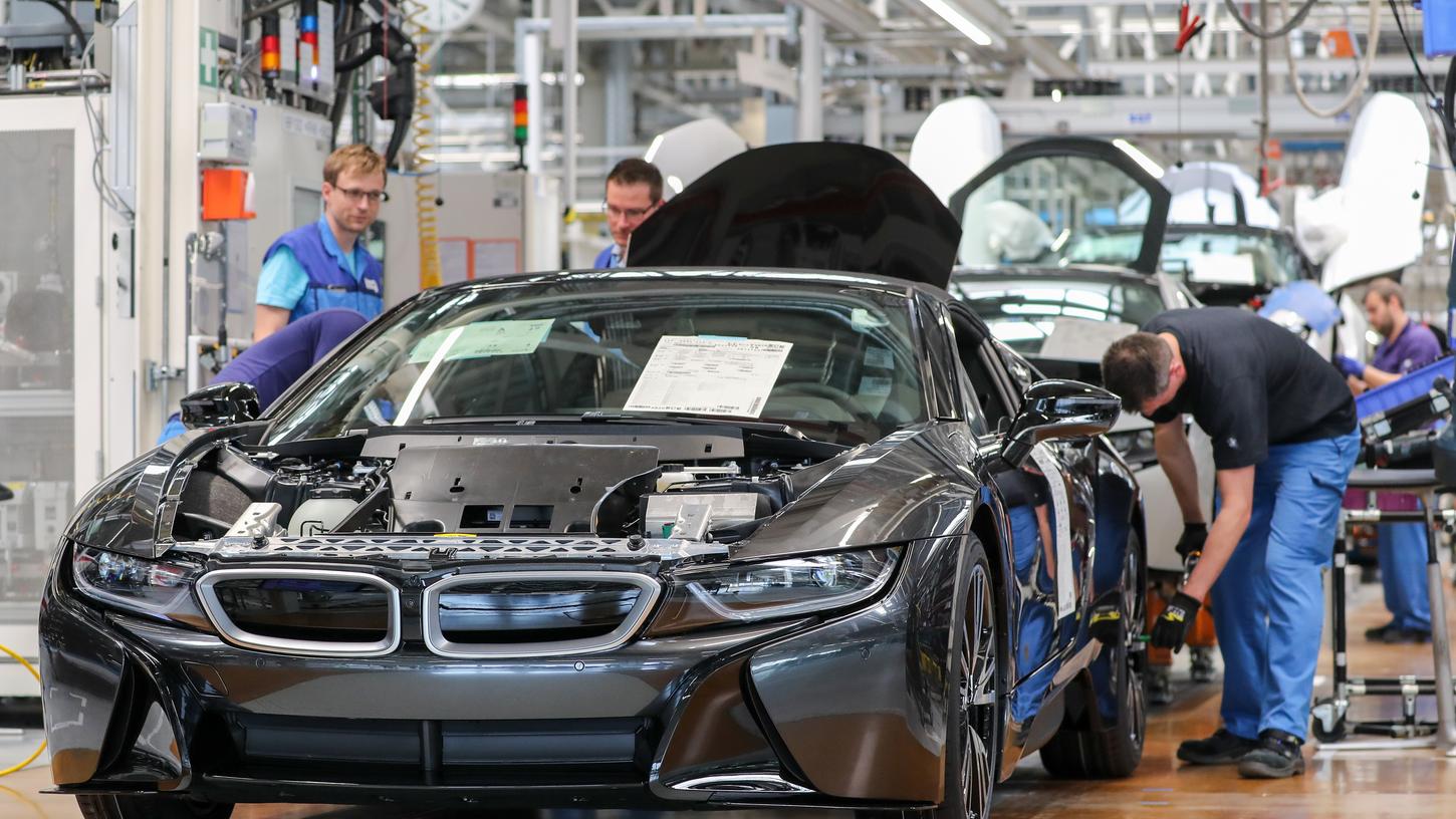 Die BMW-Werke verbrauchen jährlich rund 5,2 Millionen Megawattstunden Strom, wie ein Sprecher sagte - also etwa so viel wie zwei Millionen Haushalte.