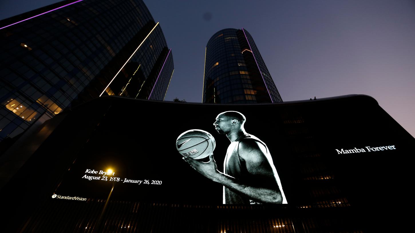 Vor dem Staples Center in Los Angeles gedenkt man mit einem riesigen Porträt von Kobe Bryant dem verunglückten Sportler.