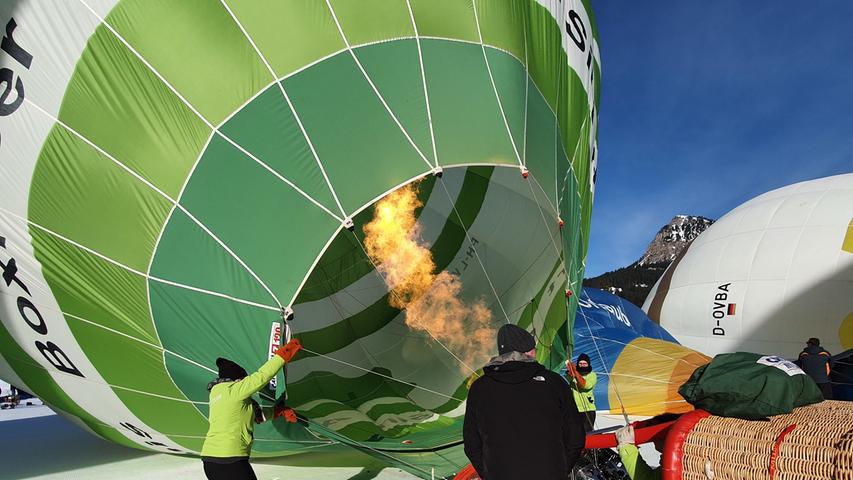 Jetzt wird es heiß: Der Brenner erhitzt die Luft im Inneren des Ballons.