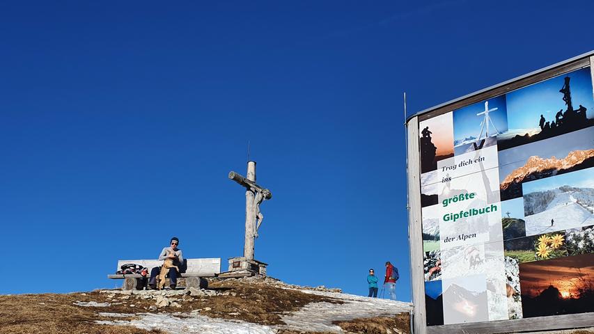 Auf dem Gipfel des Neunerköpfles erwartet den Wanderer nicht nur ein phantastischer Ausblick, sondern auch das größte Gipfelbuch der Alpen.