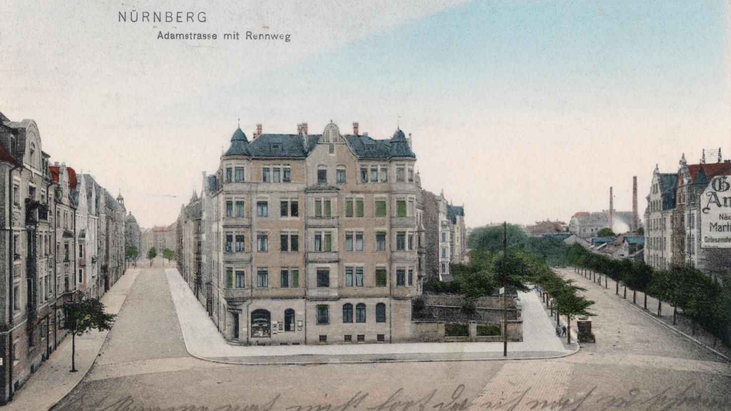 Die Südflanke des heutigen Olof-Palme-Platzes im Nordosten der Stadt mit den Häusern Adamstraße 50 und 48 (ganz links), Adamstraße 45/Rennweg 72 (Bildmitte) und Rennweg 63 (ganz rechts), aufgenommen um 1910.