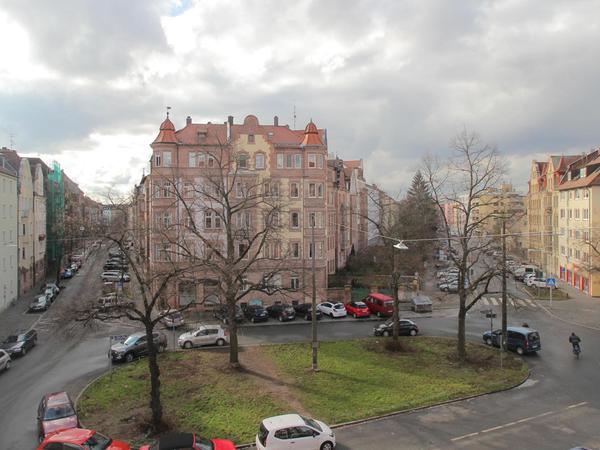 Die Südflanke des heutigen Olof-Palme-Platzes im Nordosten der Stadt mit den Häusern Adamstraße 50 und 48 (ganz links), Adamstraße 45/Rennweg 72 (Bildmitte) und Rennweg 63 (ganz rechts), aufgenommen 2016.
