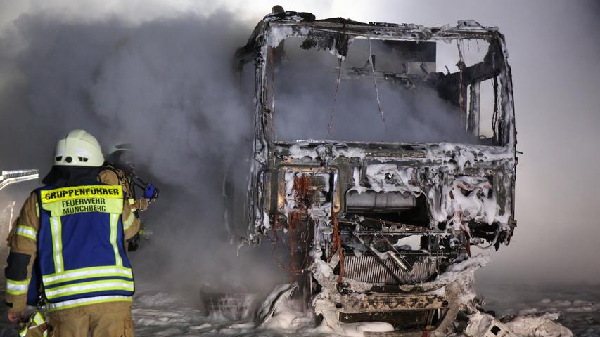 Großeinsatz und Vollsperrung auf A9: Lastwagen stand lichterloh in Flammen