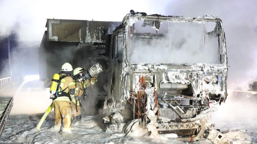 Großeinsatz und Vollsperrung auf A9: Lastwagen stand lichterloh in Flammen