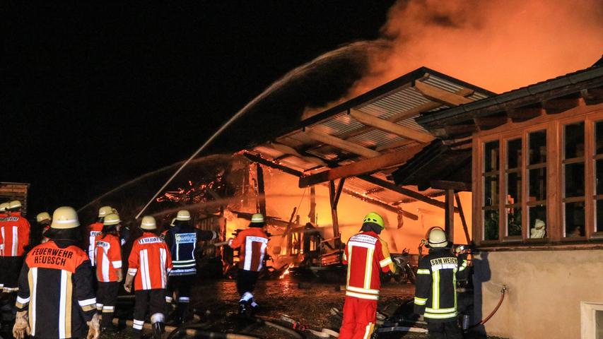 Meterhohe Rauchsäule: Lagerhalle in Franken brennt lichterloh