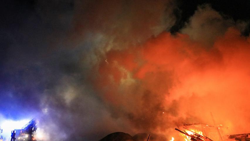 Meterhohe Rauchsäule: Lagerhalle in Franken brennt lichterloh