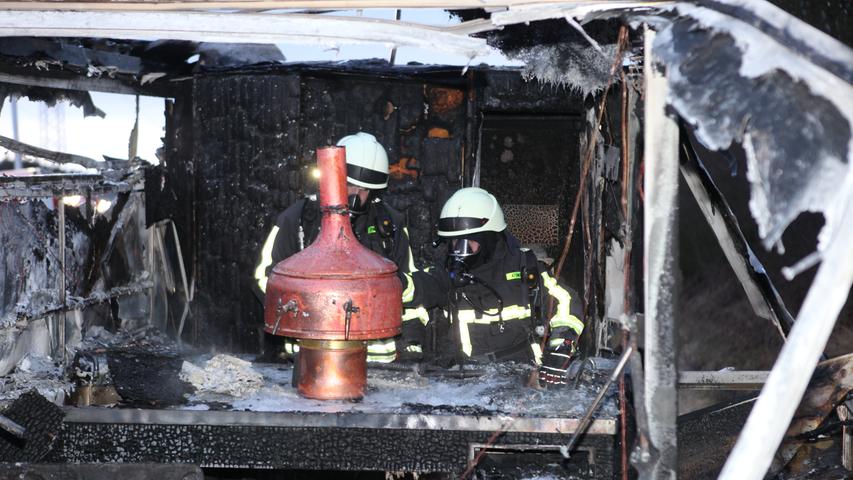 Bierlaster brennt auf B13 aus: Ausschankanhänger wurde völlig zerstört