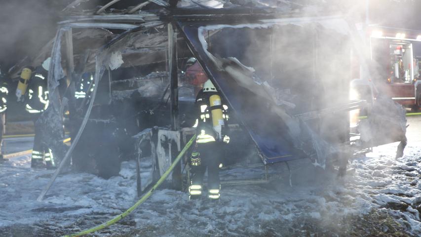 Bierlaster brennt auf B13 aus: Ausschankanhänger wurde völlig zerstört