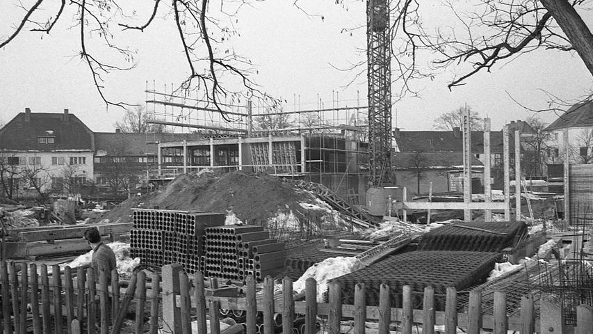 Schon sind zwischen dem Finkenbrunn, der Julius-Loßmann-Straße und der Paumannstraße die Bauarbeiter eingekehrt. Zuerst fällt das alte Verwaltungsgebäude der Gartenstadt-Genossenschaft den neuen Plänen zum Opfer. Hier geht es zum Artikel vom 29. Januar 1970: In Zukunft Höhenluft