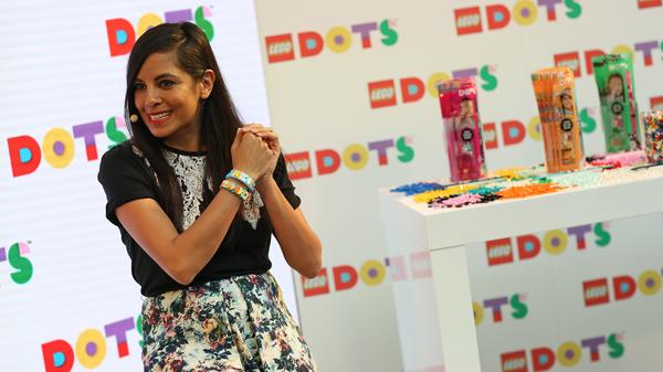 Collien Ulmen-Fernandes glaubt an die pädagogische Kraft von Lego-Steinen. Den dänischen Hersteller freut's.