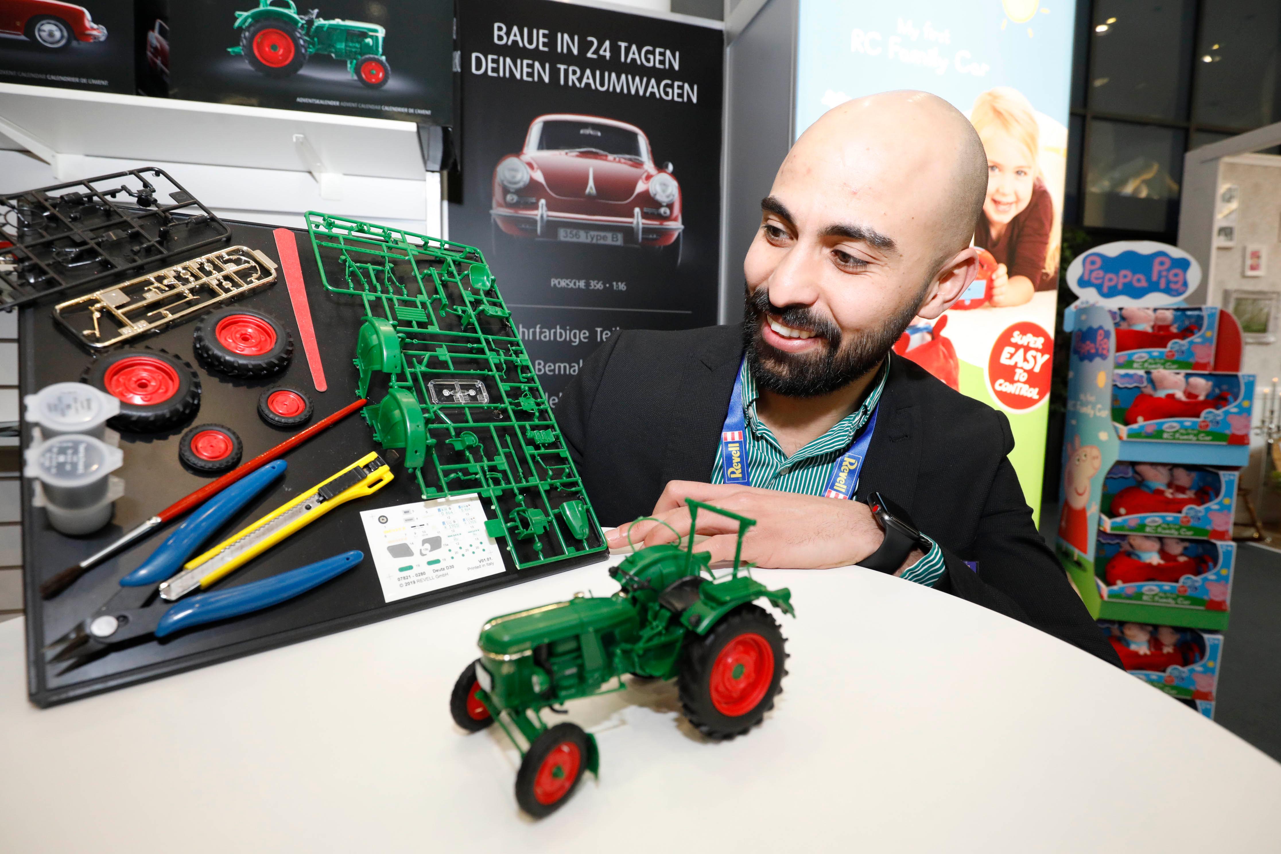 Zum Advent einen Kalender mit Schoki? Ach, nö, dann schon lieber die Revell-Variante für echte Männer: Über 24 Tage entsteht so ein Deutz Traktor D30 - in klein, versteht sich.