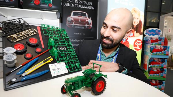 Zum Advent einen Kalender mit Schoki? Ach, nö, dann schon lieber die Revell-Variante für echte Männer: Über 24 Tage entsteht so ein Deutz Traktor D30 - in klein, versteht sich.