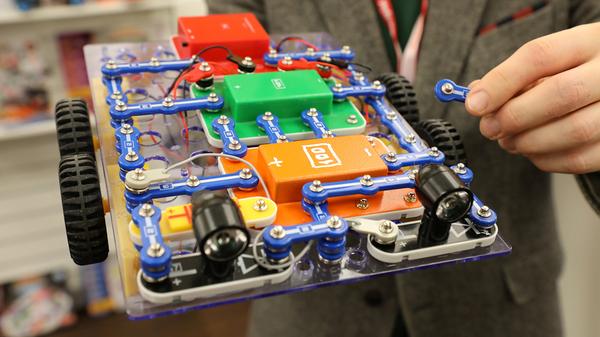 Ein Baukasten, viele Möglichkeiten - und Erkenntnisse fürs Leben in Sachen Elektronik und Physik: Damit will die russische Firma Znatok kleine Tüftler locken. Papa und Mama dürfte der Lerneffekt überzeugen.