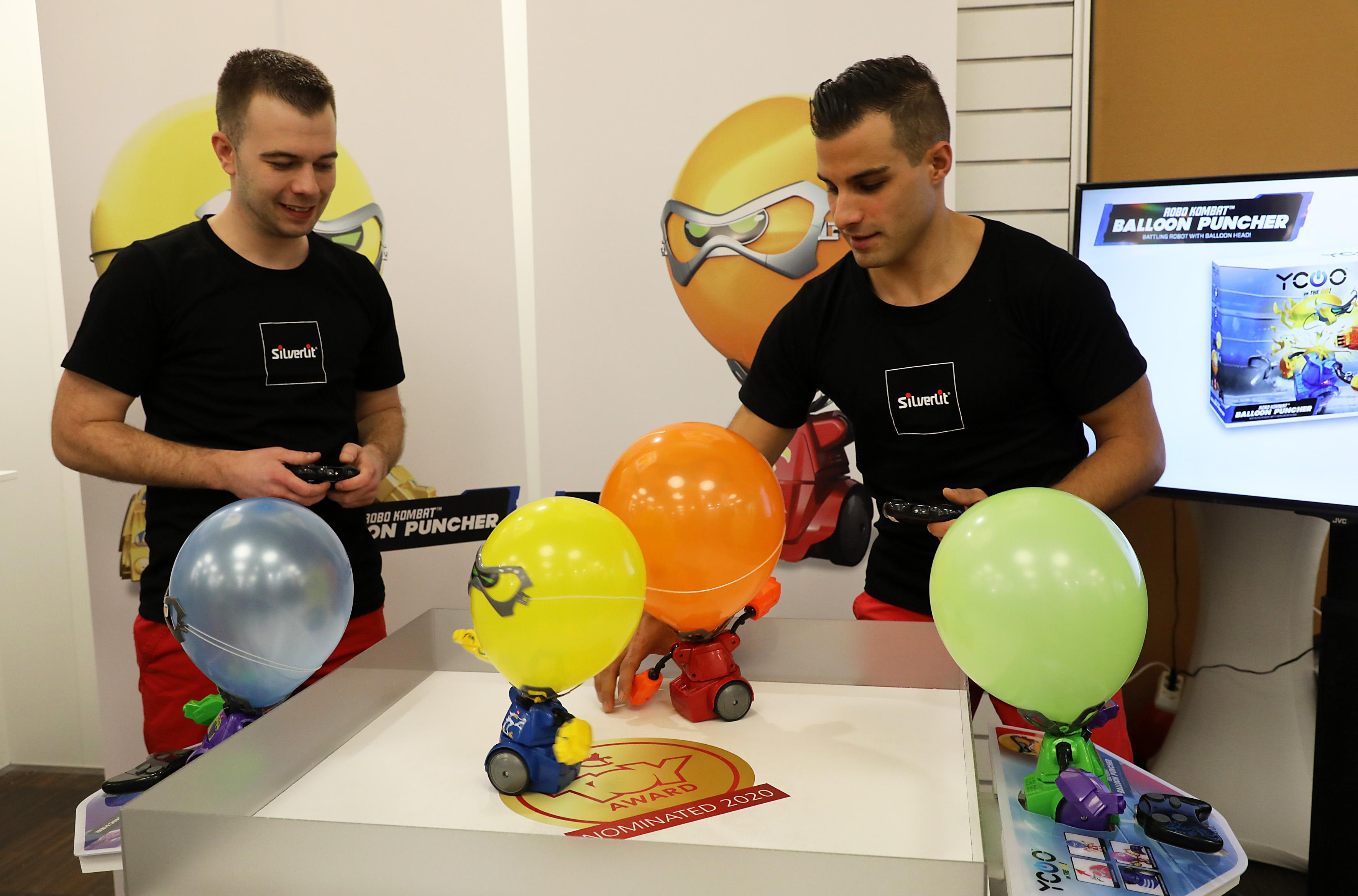 Wir meinen: Das ist ein Produkt, das Emotionen weckt - und vor allem hilft, Aggressionen abzubauen. Zwei ferngesteuerte Mini-Roboter mit (jederzeit ersetzbarem) Luftballon-Kopf boxen gegeneinander. "Balloon Puncher", wir brauchen euch!
