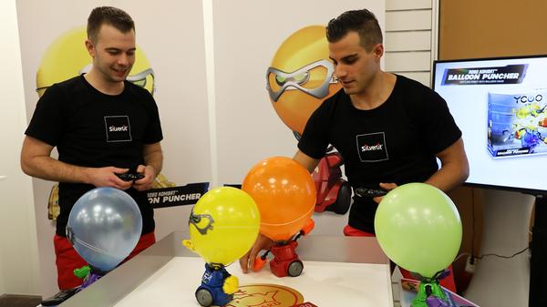 Wir meinen: Das ist ein Produkt, das Emotionen weckt - und vor allem hilft, Aggressionen abzubauen. Zwei ferngesteuerte Mini-Roboter mit (jederzeit ersetzbarem) Luftballon-Kopf boxen gegeneinander. "Balloon Puncher", wir brauchen euch!