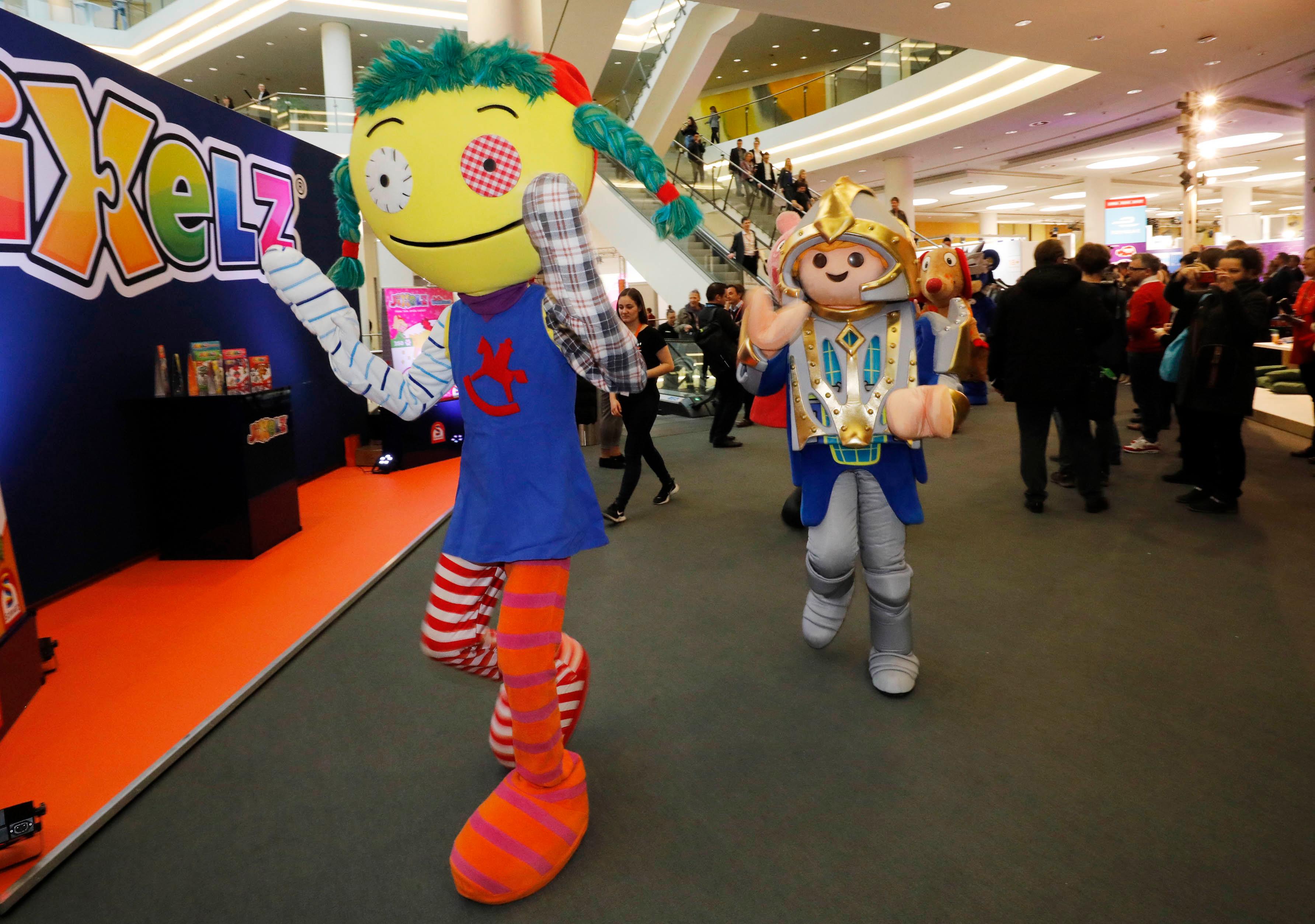 Sie sind die eigentlichen Helden der Spielwarenmesse-Neuheitenschau: die "Walking Acts". Es ist ein beinharter, stickiger Job mit geringem Sichtfeld - menschliche Zweibeiner zwängen sich in Kostüme, um Kunstfiguren darzustellen (im Vordergrund das etwas eigenartige Spielwarenmesse-Maskottchen). Wir sagen nur: Respekt.