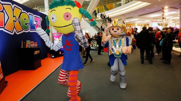 Sie sind die eigentlichen Helden der Spielwarenmesse-Neuheitenschau: die "Walking Acts". Es ist ein beinharter, stickiger Job mit geringem Sichtfeld - menschliche Zweibeiner zwängen sich in Kostüme, um Kunstfiguren darzustellen (im Vordergrund das etwas eigenartige Spielwarenmesse-Maskottchen). Wir sagen nur: Respekt.