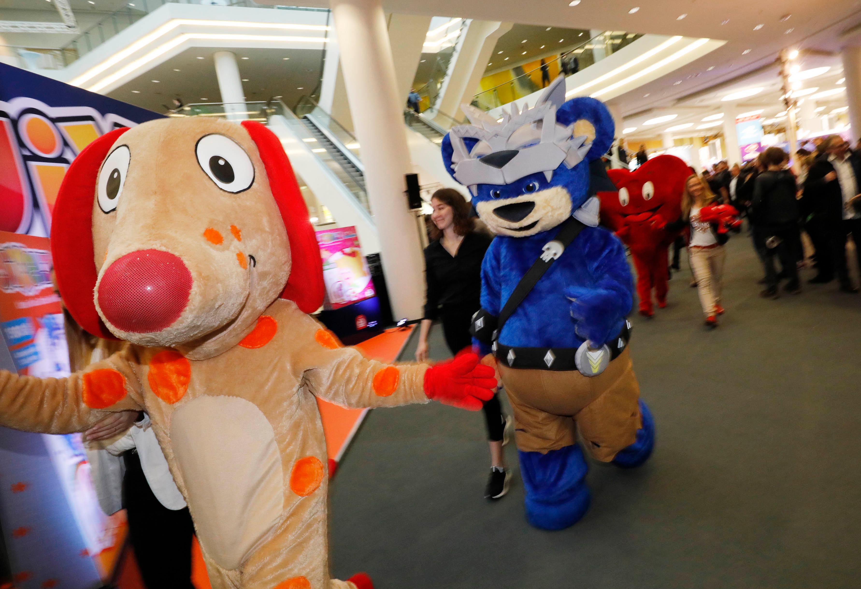 Wie gesagt, der härteste Messejob überhaupt - "Walking Acts".