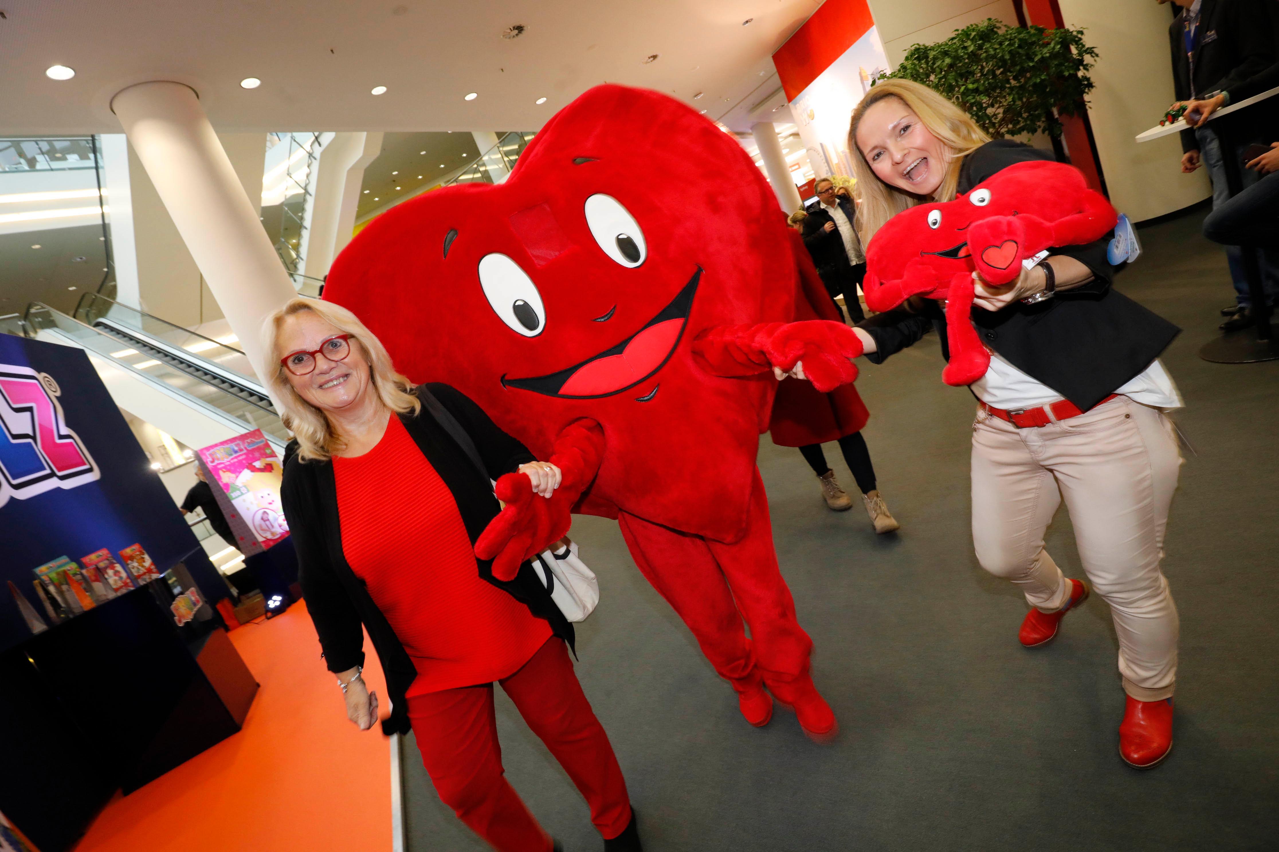 Auch auf der Neuheitenschau unterwegs: Mucki, das Mutmacher-Plüschherz. Es basiert auf einer Kinderzeichnung von Beate Gallus, die als Neunjährige 1983 das Mutmacher-Herz für ihre Mama malte.