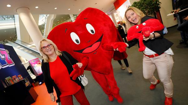 Auch auf der Neuheitenschau unterwegs: Mucki, das Mutmacher-Plüschherz. Es basiert auf einer Kinderzeichnung von Beate Gallus, die als Neunjährige 1983 das Mutmacher-Herz für ihre Mama malte.